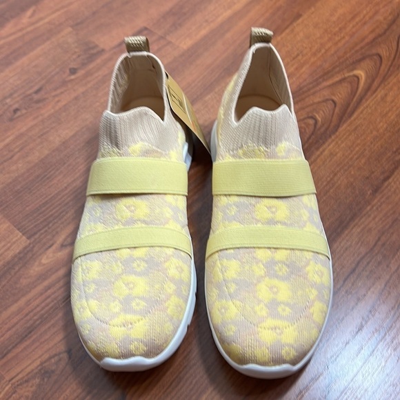 Waco Shoe Co. Yellow & Beige Floral Karma Stretch Pull On Sneaker NWT Sz 7.5 D - Picture 2 of 11